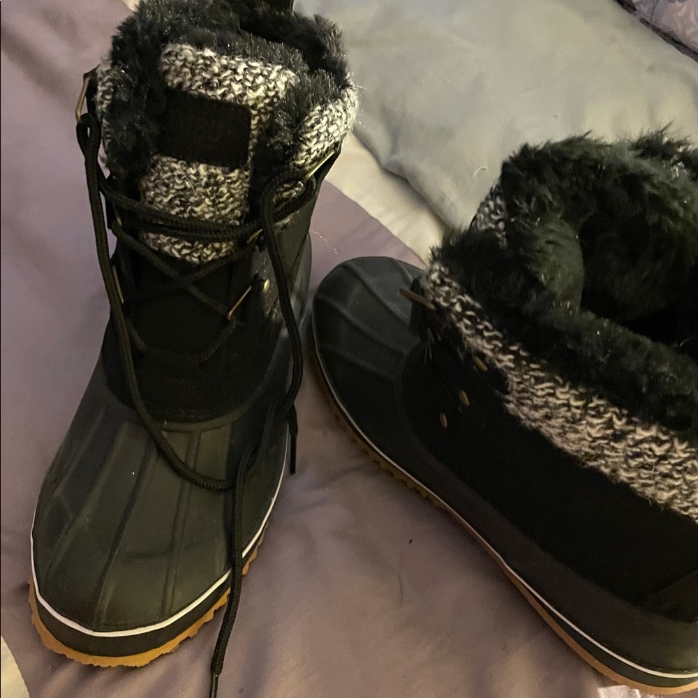 Very warm and cozy snow boot brand new never worn.